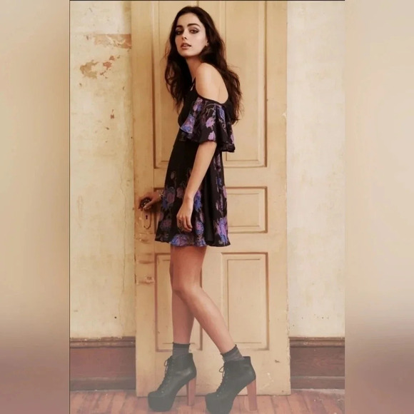 FREE PEOPLE Size 0 Black floral cold shoulder Mini Dress Flutter Sleeve Festival - Picture 1 of 11